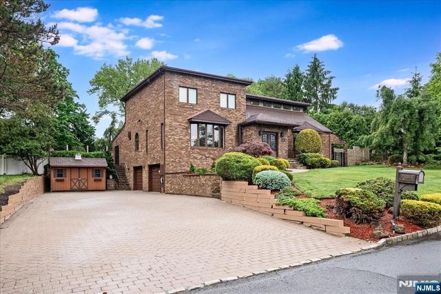 31 Forest Hills Way, Cedar Grove, NJ 07009