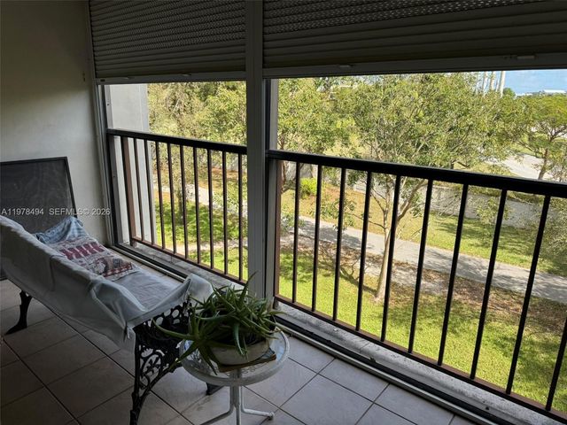 9180 SE Fontainebleau Blvd 302, Miami, FL 33172