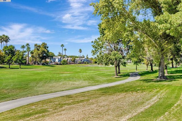 2236 Colonial Ct, Discovery Bay, CA 94505