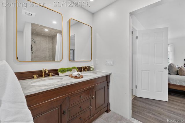 1205 W Oakwood Road, Oxford Charter Township, MI 48371