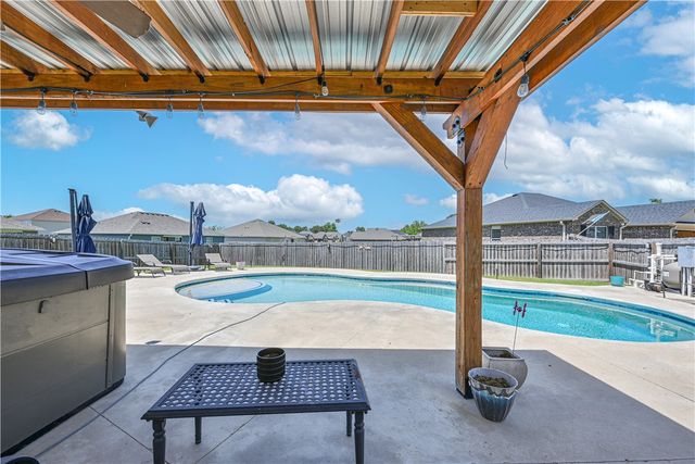 2104 Medford Court, Siloam Springs, AR 72761