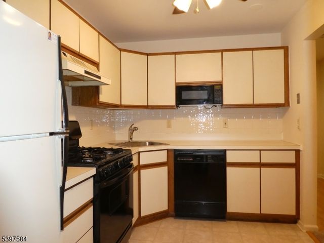 1109 Stoneridge Cir 09, Helmetta Boro, NJ 08828