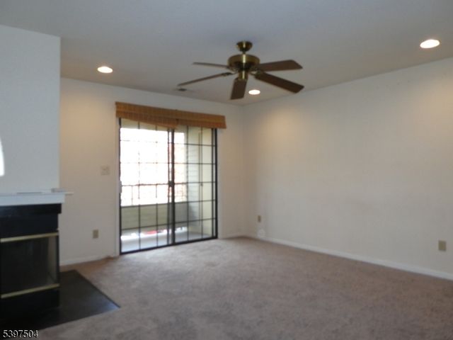 1109 Stoneridge Cir 09, Helmetta Boro, NJ 08828