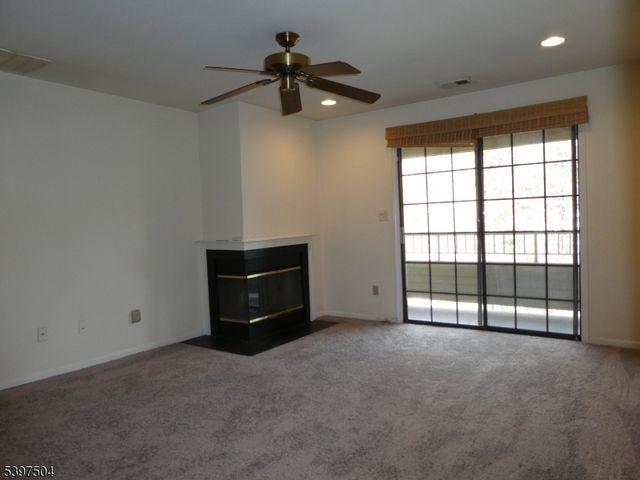 1109 Stoneridge Cir 09, Helmetta Boro, NJ 08828