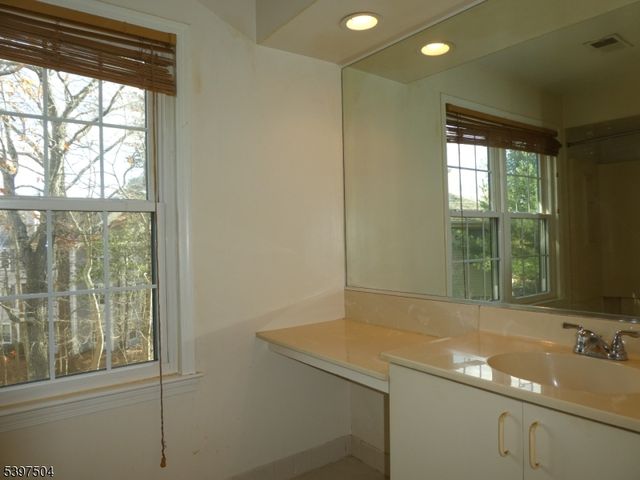 1109 Stoneridge Cir 09, Helmetta Boro, NJ 08828