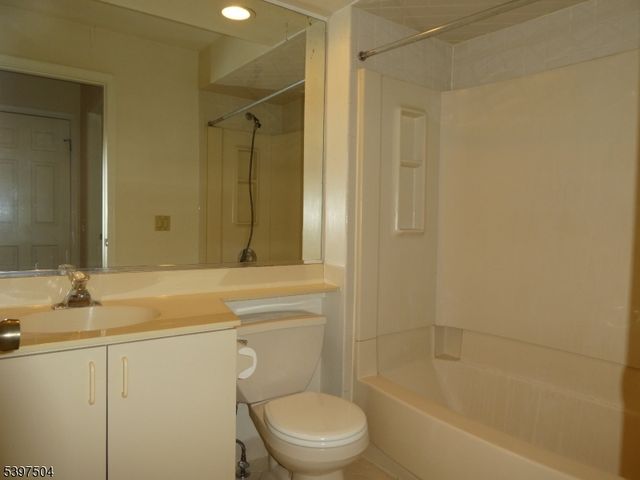 1109 Stoneridge Cir 09, Helmetta Boro, NJ 08828