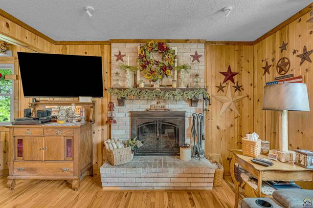 8441 SW Valencia RD, Auburn, KS 66402