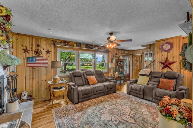 8441 SW Valencia RD, Auburn, KS 66402