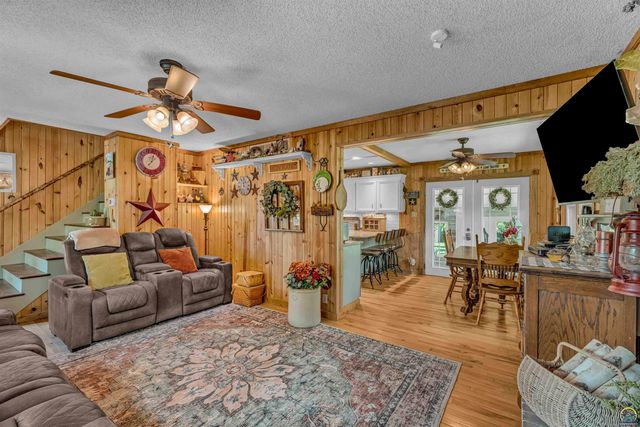 8441 SW Valencia RD, Auburn, KS 66402