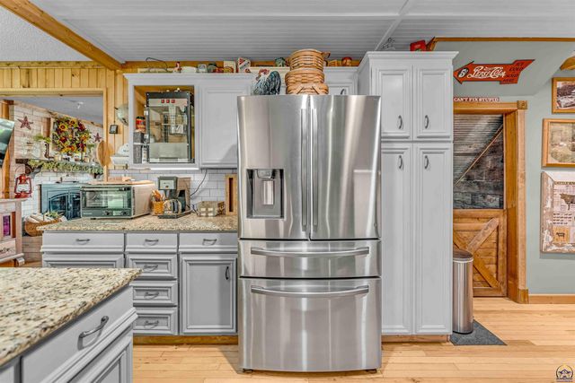 8441 SW Valencia RD, Auburn, KS 66402