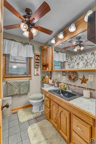 8441 SW Valencia RD, Auburn, KS 66402
