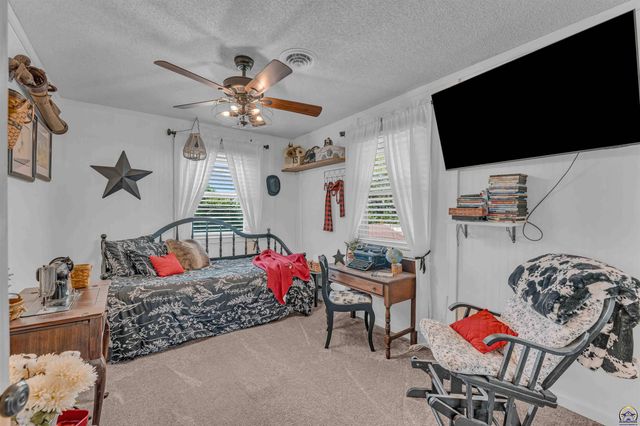 8441 SW Valencia RD, Auburn, KS 66402