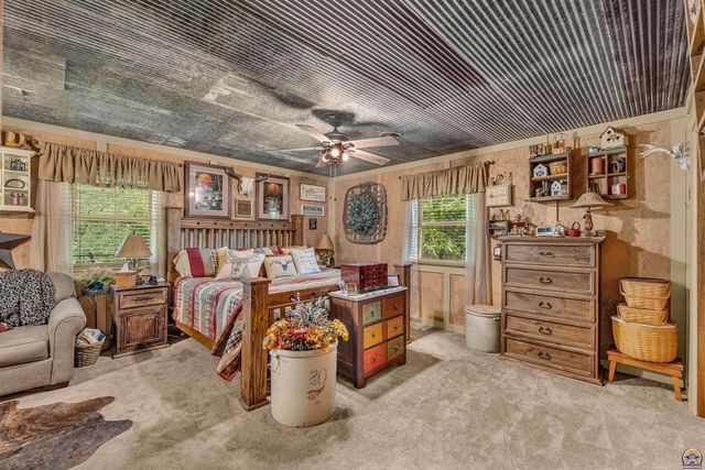 8441 SW Valencia RD, Auburn, KS 66402
