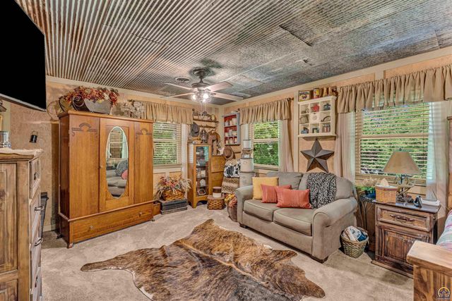 8441 SW Valencia RD, Auburn, KS 66402