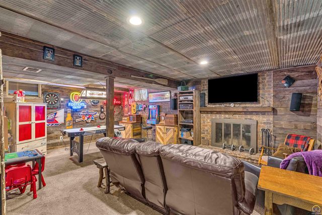 8441 SW Valencia RD, Auburn, KS 66402
