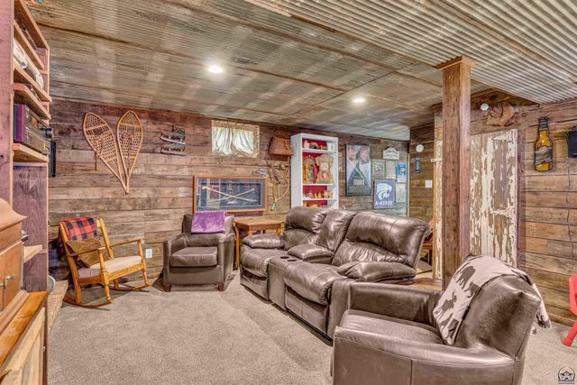 8441 SW Valencia RD, Auburn, KS 66402