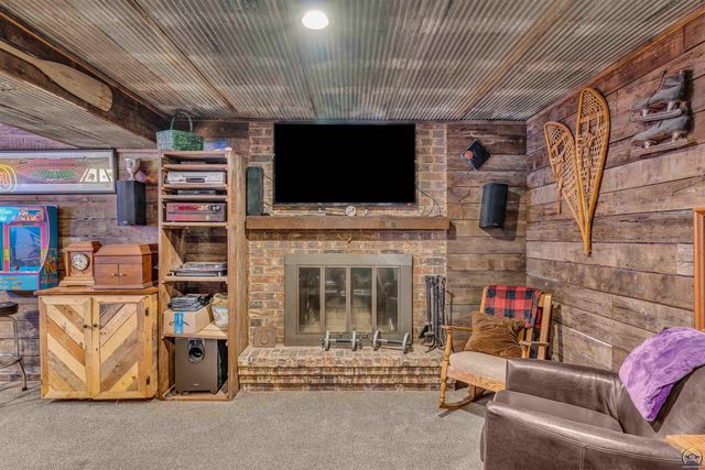 8441 SW Valencia RD, Auburn, KS 66402