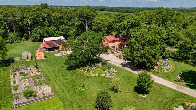 8441 SW Valencia RD, Auburn, KS 66402