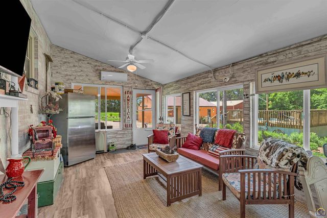 8441 SW Valencia RD, Auburn, KS 66402