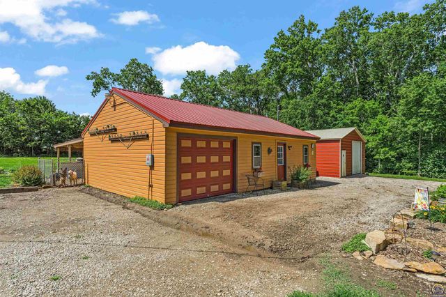 8441 SW Valencia RD, Auburn, KS 66402