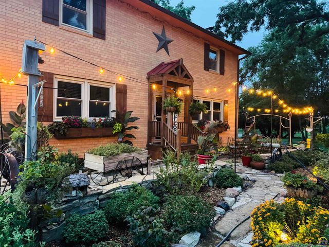 8441 SW Valencia RD, Auburn, KS 66402
