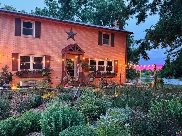 8441 SW Valencia RD, Auburn, KS 66402