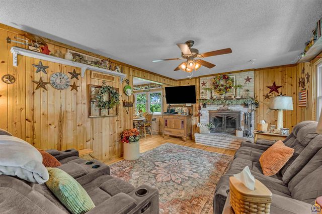 8441 SW Valencia RD, Auburn, KS 66402