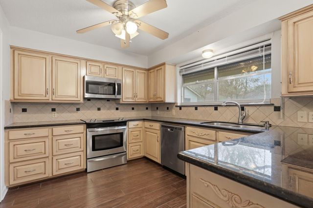 106 Wedgewood Avenue, Hitchcock, TX 77563