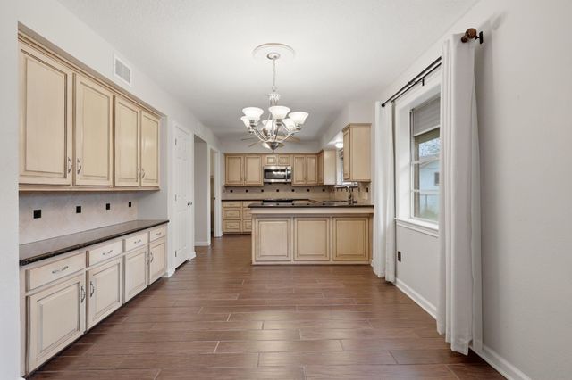 106 Wedgewood Avenue, Hitchcock, TX 77563