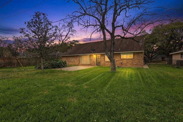 106 Wedgewood Avenue, Hitchcock, TX 77563