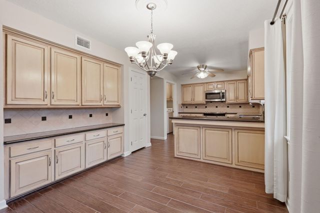 106 Wedgewood Avenue, Hitchcock, TX 77563