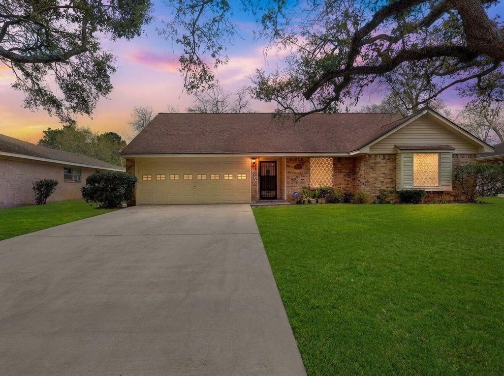 106 Wedgewood Avenue, Hitchcock, TX 77563