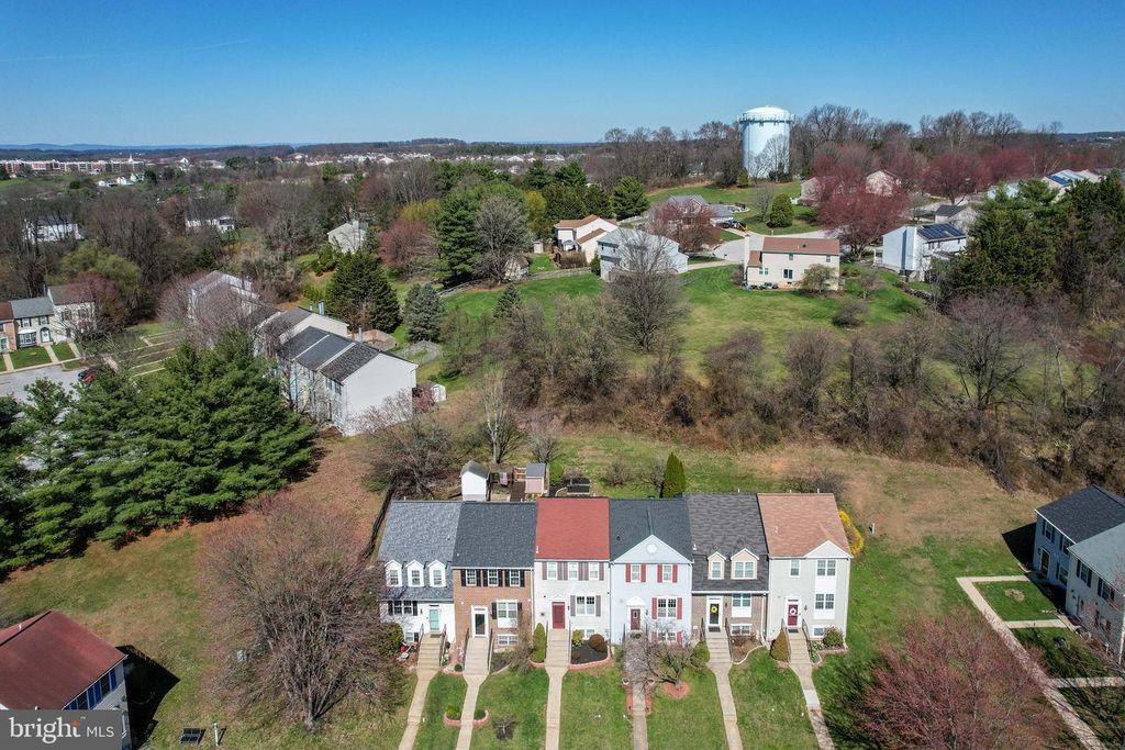 Image 3 of property listing at 534 CONGRESSIONAL DR, Westminster, MD 21158