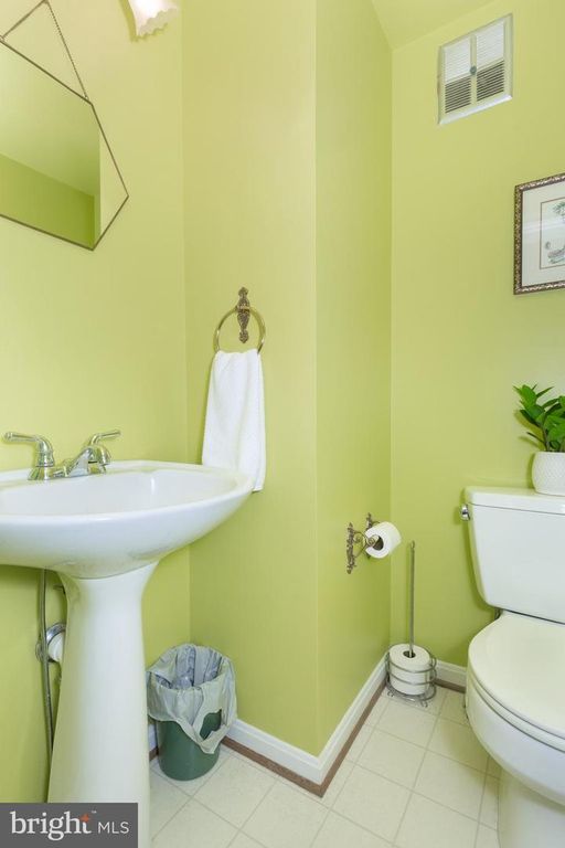 Image 31 of property listing at 534 CONGRESSIONAL DR, Westminster, MD 21158