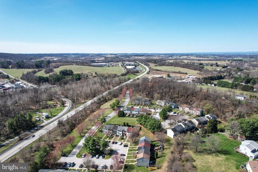 Image 4 of property listing at 534 CONGRESSIONAL DR, Westminster, MD 21158