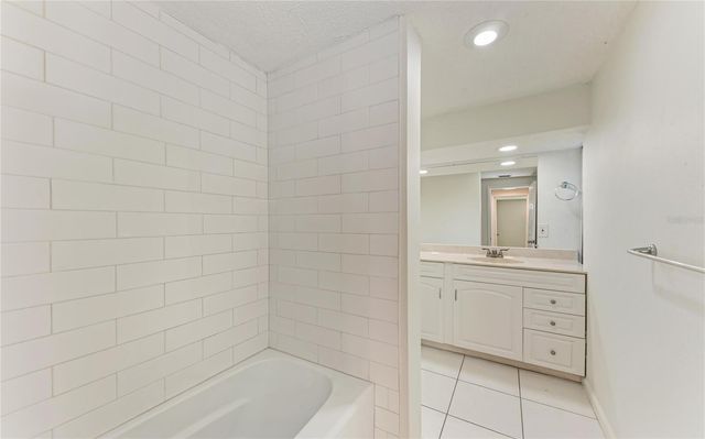 3114 LOCKWOOD LAKE CIRCLE, Sarasota, FL 34234