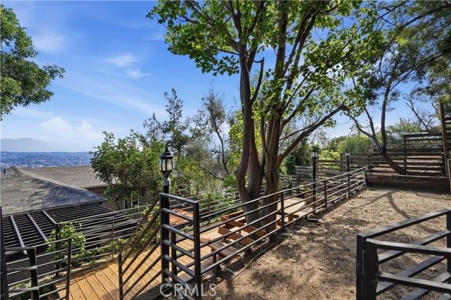 611 Cross Avenue, Los Angeles, CA 90065