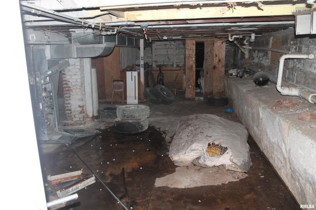 702 W WALNUT Street, Carbondale, IL 62901