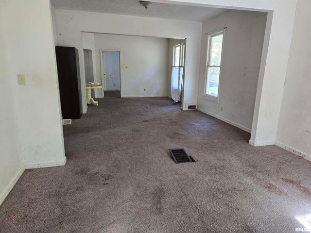 702 W WALNUT Street, Carbondale, IL 62901