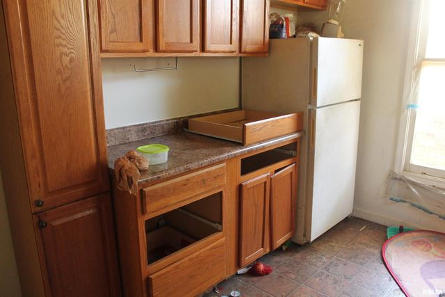 702 W WALNUT Street, Carbondale, IL 62901