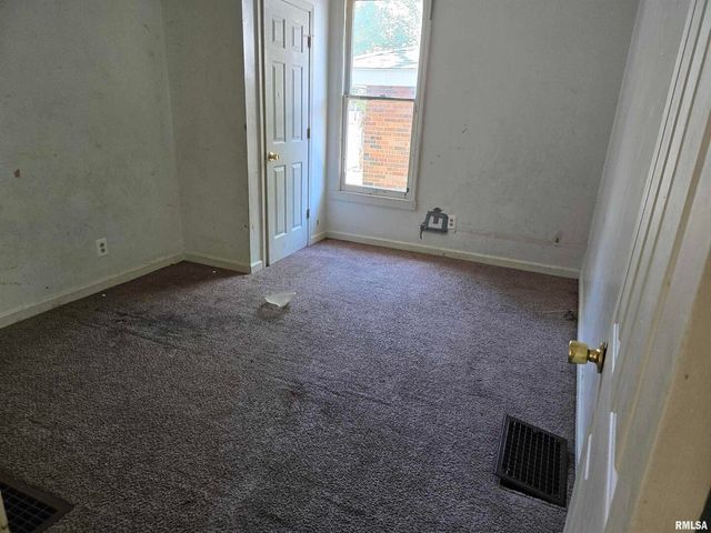 702 W WALNUT Street, Carbondale, IL 62901