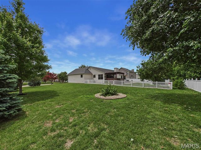 215 Bristol Drive, Troy, IL 62294