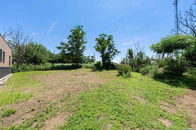 9195 S LOOP 1604 E, Elmendorf, TX 78112