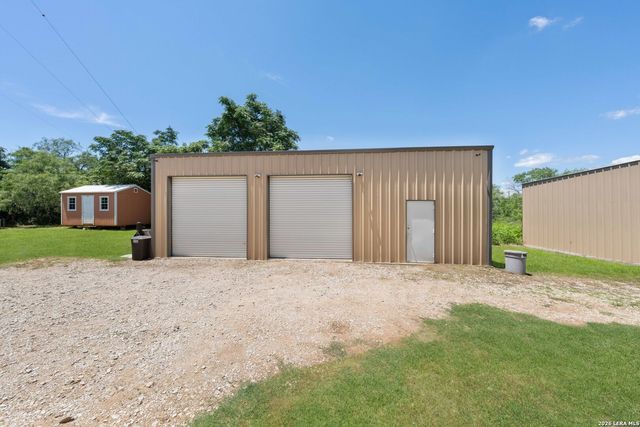 9195 S LOOP 1604 E, Elmendorf, TX 78112
