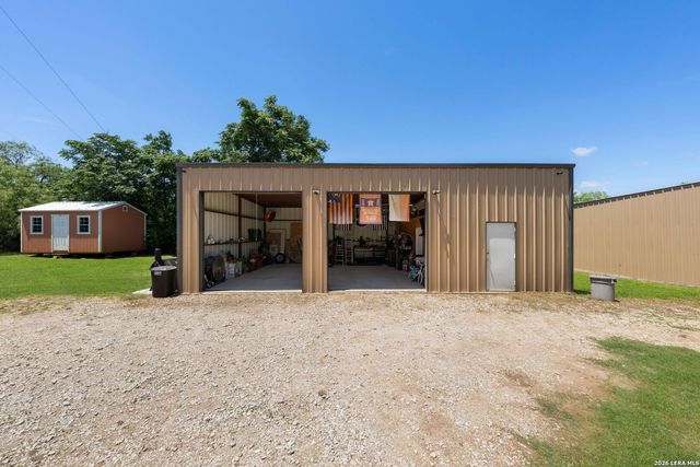 9195 S LOOP 1604 E, Elmendorf, TX 78112