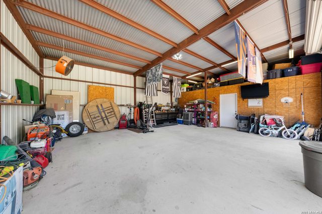 9195 S LOOP 1604 E, Elmendorf, TX 78112