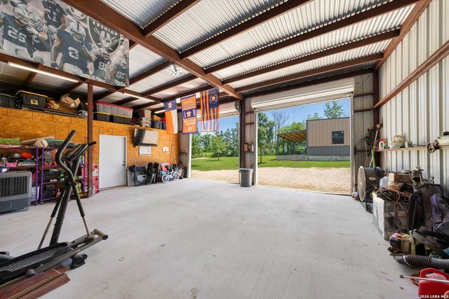 9195 S LOOP 1604 E, Elmendorf, TX 78112