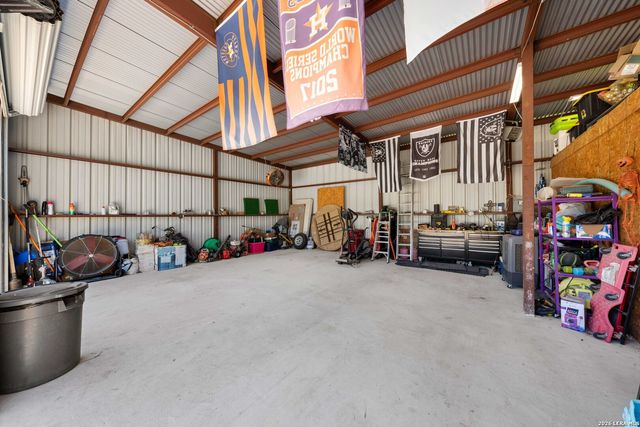 9195 S LOOP 1604 E, Elmendorf, TX 78112