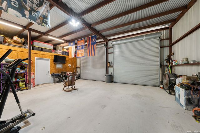 9195 S LOOP 1604 E, Elmendorf, TX 78112
