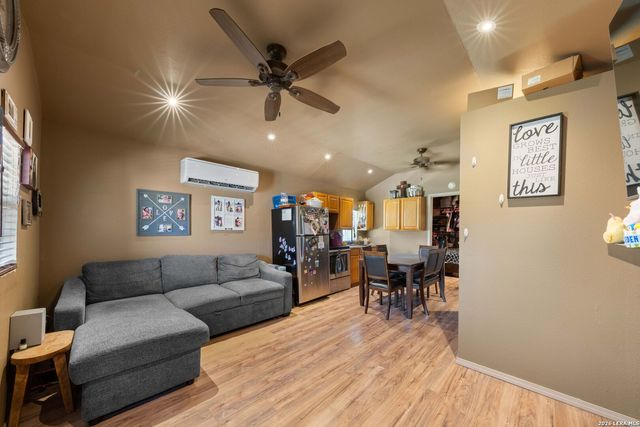 9195 S LOOP 1604 E, Elmendorf, TX 78112